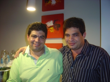 O empresrio Wagner Santos ao lado do irmo Cidinho lidera intenes de voto.