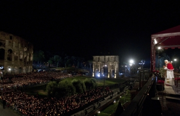 O Papa Bento XVI preside a Via Sacra nesta sexta-feira (22) em Roma