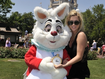 Ke$ha tirou uma foto com o Coelho Branco de 