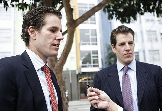 Cameron (esq.) and Tyler (dir.) Winklevoss, fundadores da rede social ConnectU; irmos processam Facebook