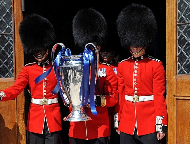 A Guarda Britnica mostra ao pblico o caneco da competio