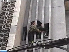 Bombeiro teve que empurrar homem pelo lado de fora da janela 