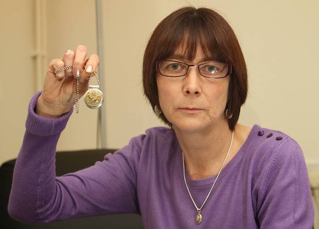 Vanda Howles mostra o pingente feito com as cinzas do ex.