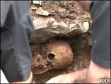 Esqueletos encontrados so de mulheres, bebs e um adolescente