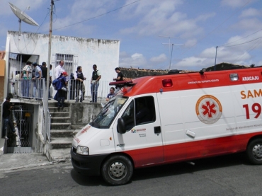 Casa em que jovem � mantida ref�m � cercada por policiais