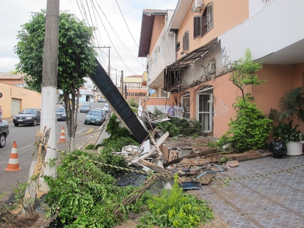 Fachada de hotel foi destruda por nibus desgovernado