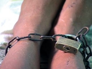 Av  presa por acorrentar neto de 6 anos a mvel no DF