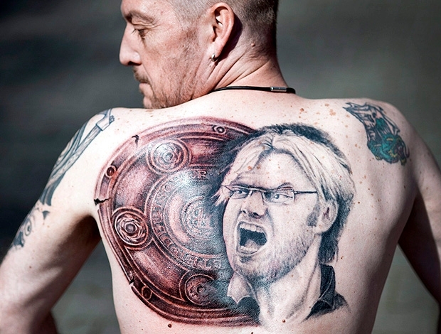 Martin Hueschen tatuou o rosto do treinador do Borussia Dortmund Juergen Klopp e o trofu da Bundesliga