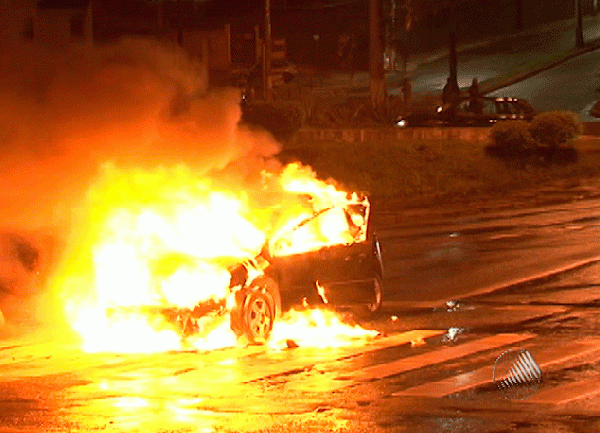 Carro ficou em chamas no meio da rua, mas ningum ficou ferido
