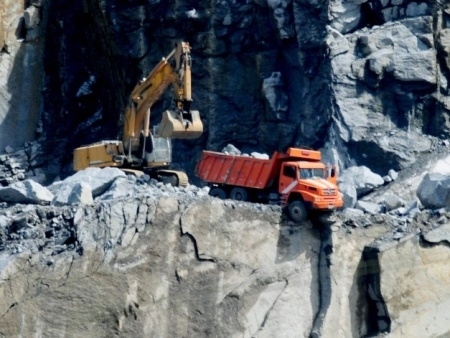 Pedra ameaava atrapalhar os trabalhos de busca pelos dois funcionrios da pedreira, que esto soterrados
