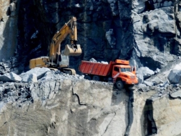 Pedra ameaava atrapalhar os trabalhos de busca pelos dois funcionrios da pedreira, que esto soterrados