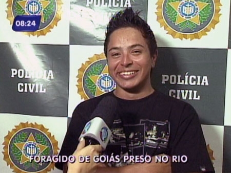 Mesmo depois de preso, suspeito sorri e mostra-se tranquilo em delegacia.