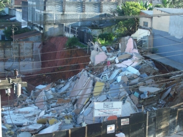 Prdio estava vazio quando desabou na manh desta 