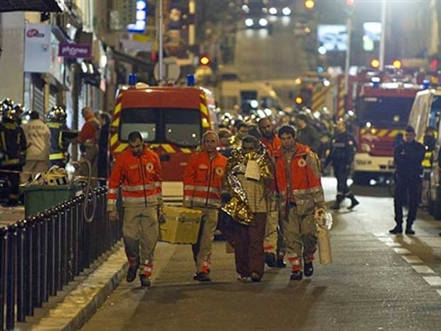 Equipe da Cruz Vermelha retira corpo de uma vtima de incndio em um prdio localizado em um bairro popular de Paris.