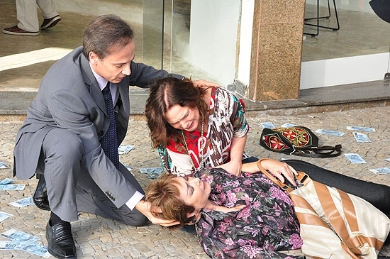 Carmem (Nvea Maria), que teve problemas cardacos e morreu no captulo de ontem de 