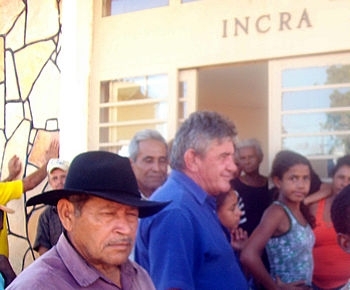 Os trabalhadores reivindicam a regularizao fundiria de propriedades na regio de Porto Alegre do Norte.