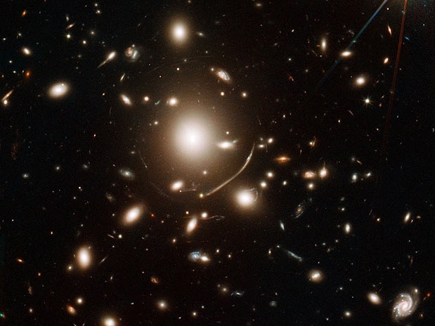 Galxias no centro da imagem deram embasamento ao estudo. As galxias ao redor funcionam como uma espcie de 