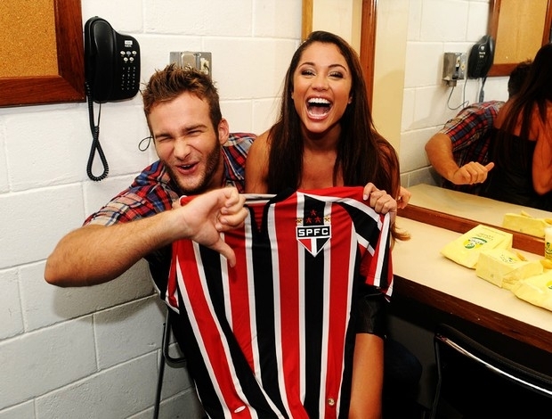 Vencedor do BBB 11, Maria pressiona o namorado Wesley, que  palmeirense, para posar com a camisa do So Paulo.