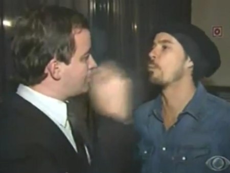 Paulinho Vilhena cospe em reprter do CQC