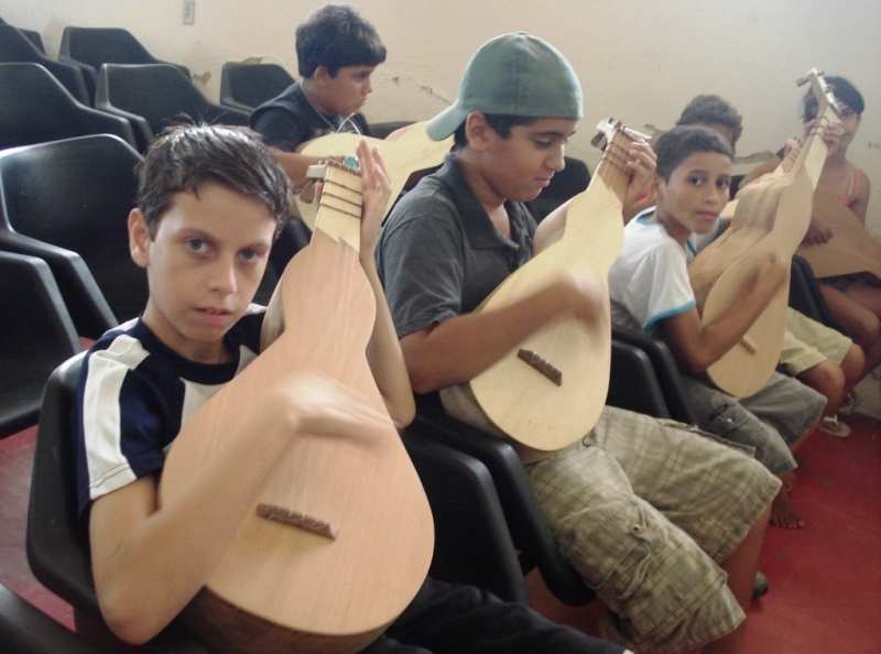 As aulas de viola de cocho ocorrem todas as segundas-feiras das 14 s 16 horas no auditrio da SMEC