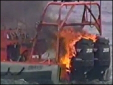 Barco incendiado por raio laser da Marinha dos EUA na costa da Calif�rnia