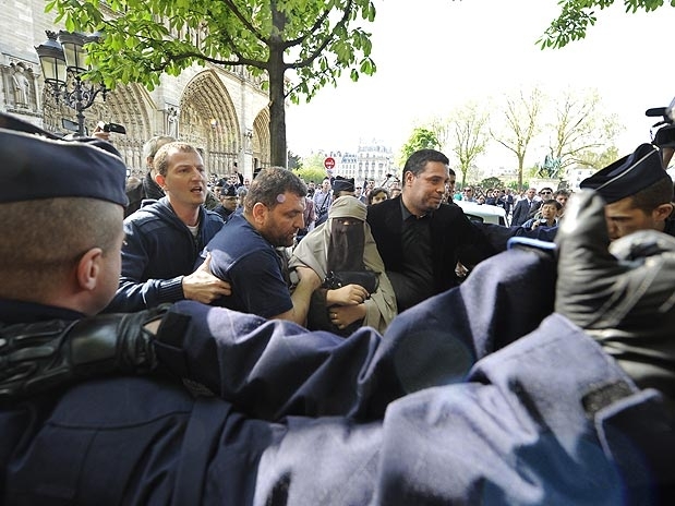 Kenza Drider, uma das lderes do movimento em favor do uso do niqab,  presa durante protesto, em Paris