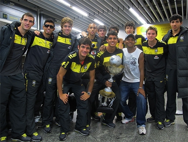 Seleo Brasileira sub-17 chega ao Rio com trofu do Sul-Americano da categoria na bagagem e posa com torcedor solitrio