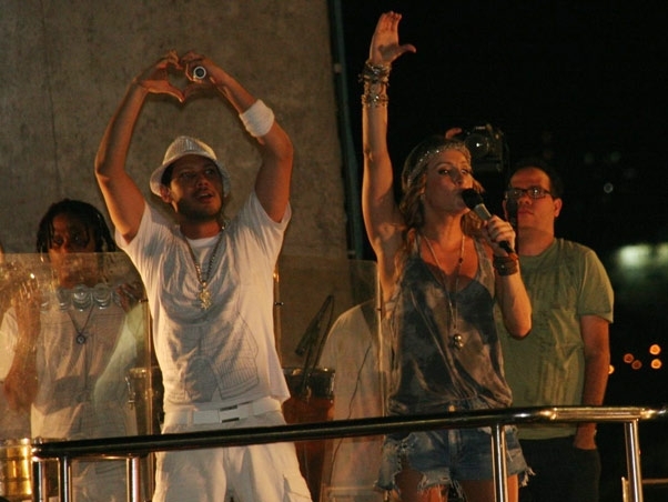 Claudia Leitte pede para fs fazerem corao com as mos