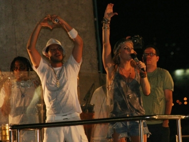 Claudia Leitte pede para fs fazerem corao com as mos