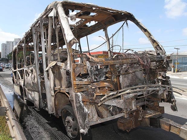 Oito pessoas estavam dentro do coletivo, que pegou fogo por volta das 4h20; ningum se feriu