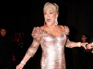 Apresentadora compareceu com belo vestido  festa no Hotel Unique, em SP