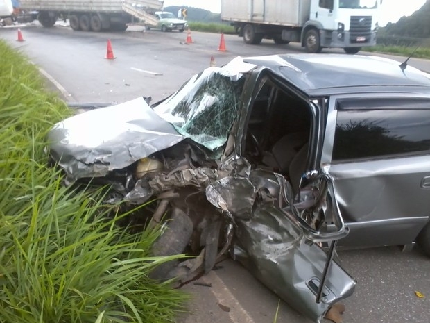 A parte da frente do carro ficou destruda