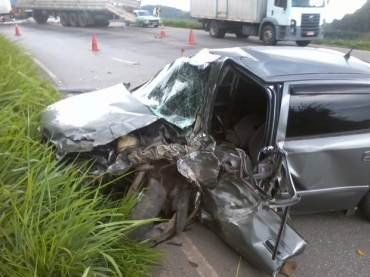 A parte da frente do carro ficou destruda