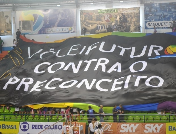 Bandeira da torcida do Vlei Futuro antes do jogo
