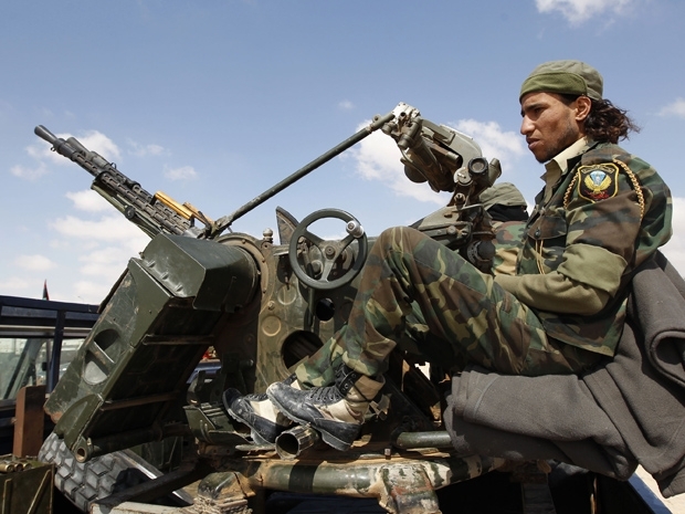 Rebelde maneja arma antiarea neste sbado (9) entre as cidades lbias de Ajdabiyah e Brega