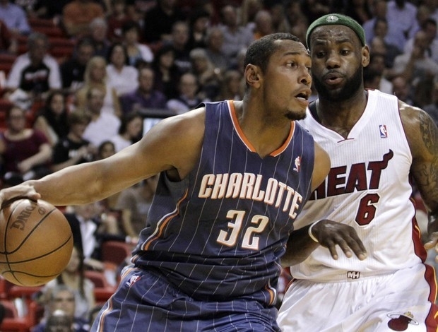 Diaw tenta se livrar da marcao LeBron, um dos integrantes do trio de ouro do Miami Heat