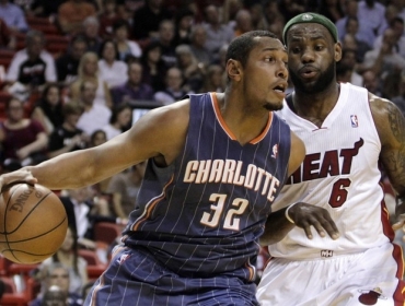 Diaw tenta se livrar da marcao LeBron, um dos integrantes do trio de ouro do Miami Heat
