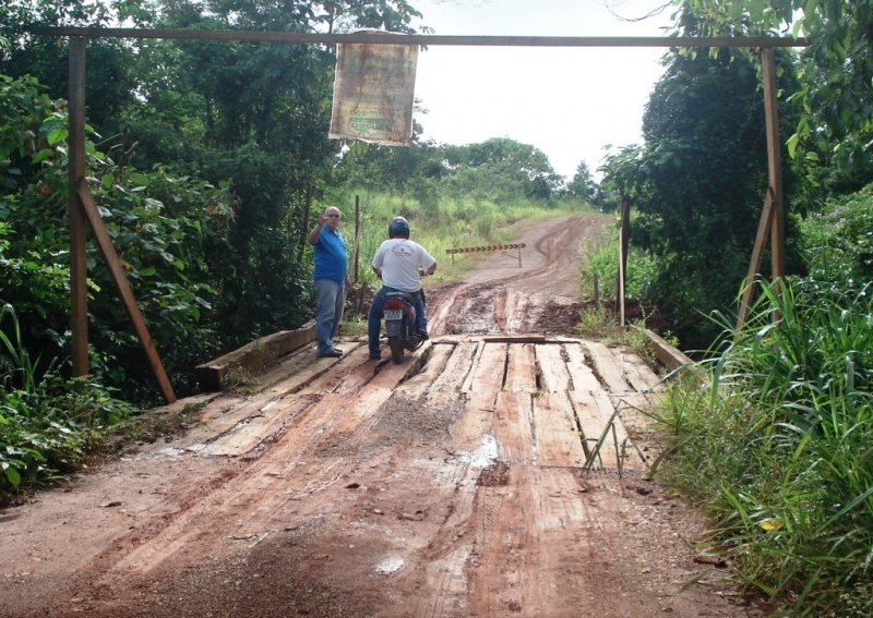 Secretrio de Obras foi verificar a situao da ponte popularmente conhecida como Dr. Marzavo