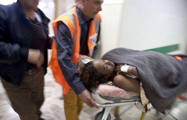 Mulher recebe assistncia na ilha de Lampedusa, na Itlia