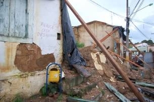 Outra parede do casaro no Centro Histrico de Cuiab foi ao cho; estrutura da casa j no existe