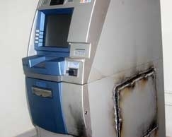 Como 2 bandidos se passaram por policiais, vigilante no desconfiou e abriu a porta para o corredor