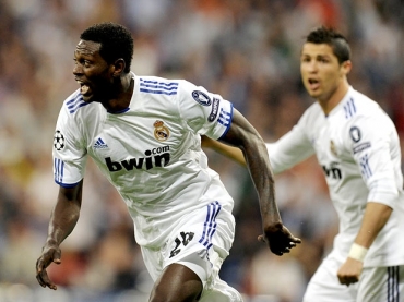 Adebayor marcou duas vezes na vitria do Real Madrid