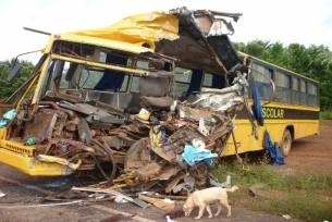 Com o impacto da batida, o nibus ficou praticamente destrudo 