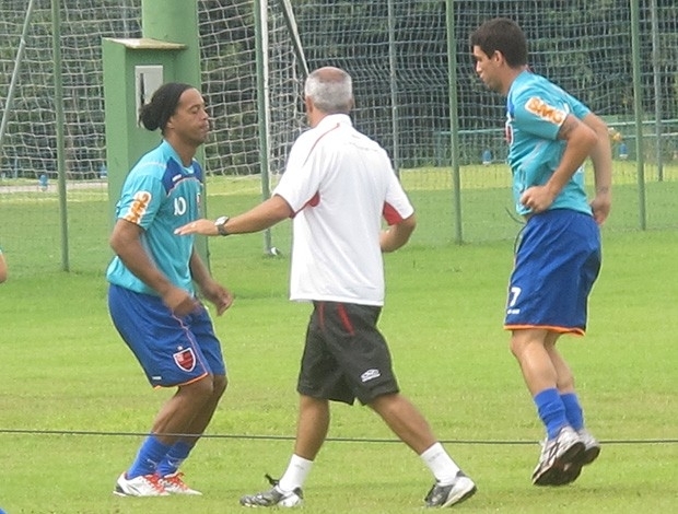 Ronaldinho sentiu dores ao pular corda no treino fsico em Atibaia