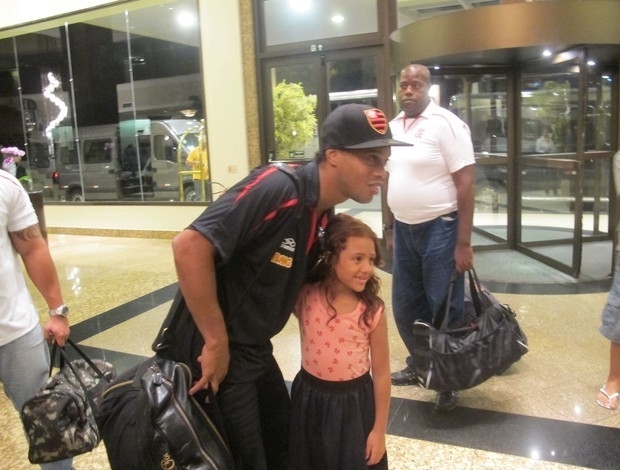 Ronaldinho e uma pequena torcedora em Atibaia