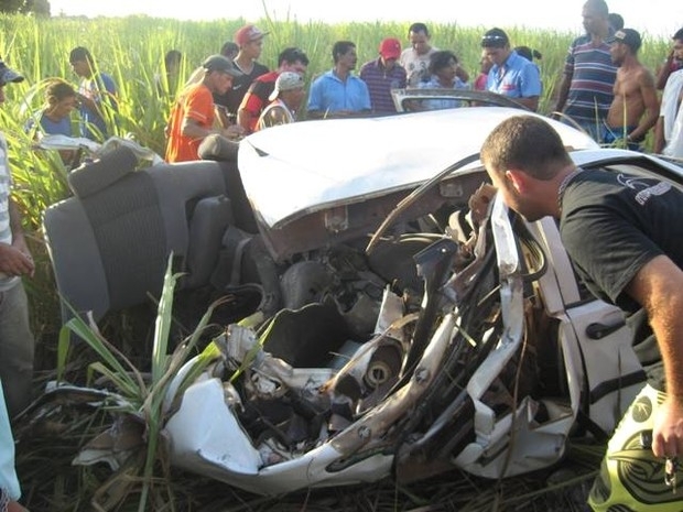 Carro ficou destrudo aps bater em rvore