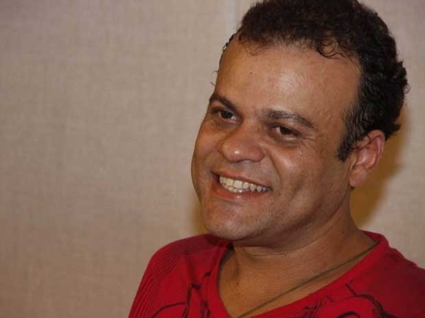 Daniel  presenteado com coqueiro no palco do 