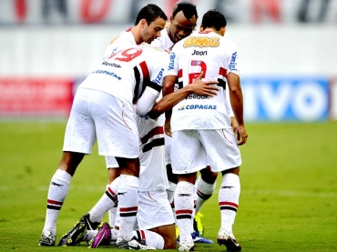 Lucas � festejado pelos companheiros ap�s marcar gola�o na Arena Barueri