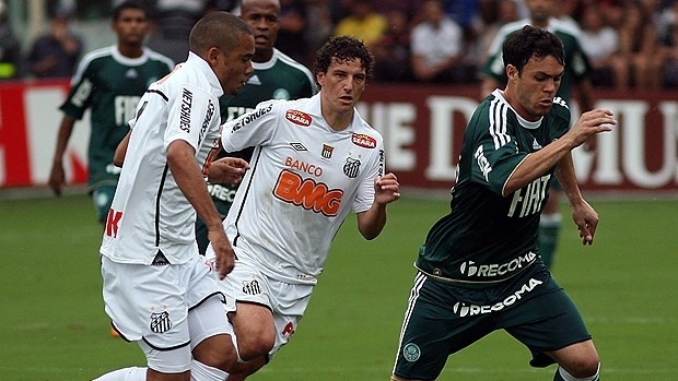 Kleber fez a diferena contra o Santos de Adriano e Elano na Vila Belmiro