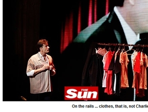 Charlie Sheen durante sua apresenta��o 